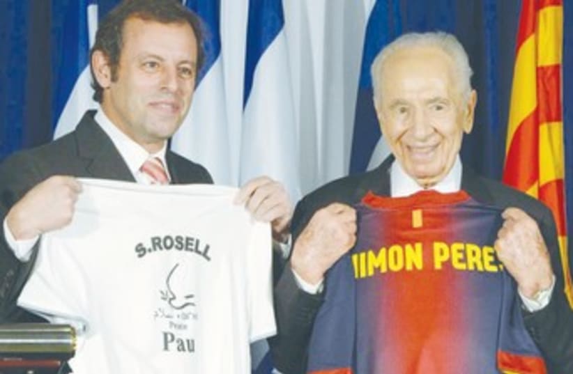 Peres and Barcelona President Rosell 370 (photo credit: Mark Neyman/GPO)