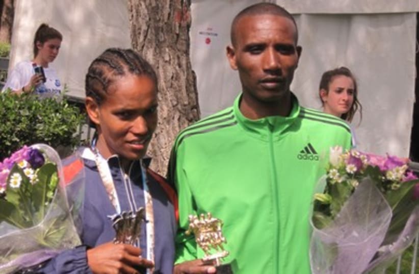 Male and female winners of the Jerusalem marathon 370 (photo credit: STEVE LINDE)
