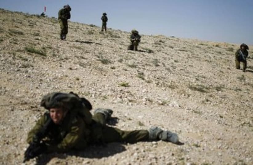 IDF reserve soldiers drill 370 (photo credit: REUTERS/Amir Cohen)