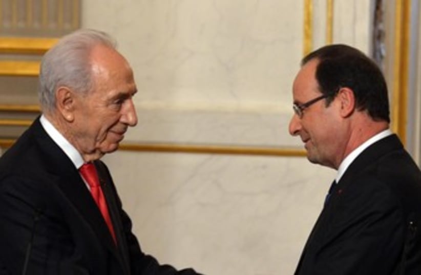 Peres and Hollande 370 (photo credit: Moshe Milner/GPO)