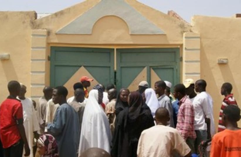 Nigerian residents outside hostage house 370 (photo credit: REUTERS/Faruk Uumar)