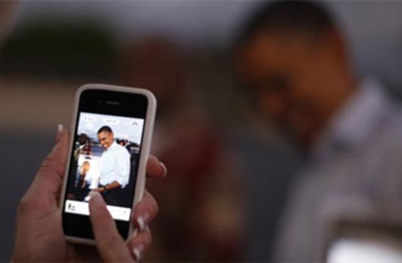 Obama smartphone 370 (photo credit: Reuters)