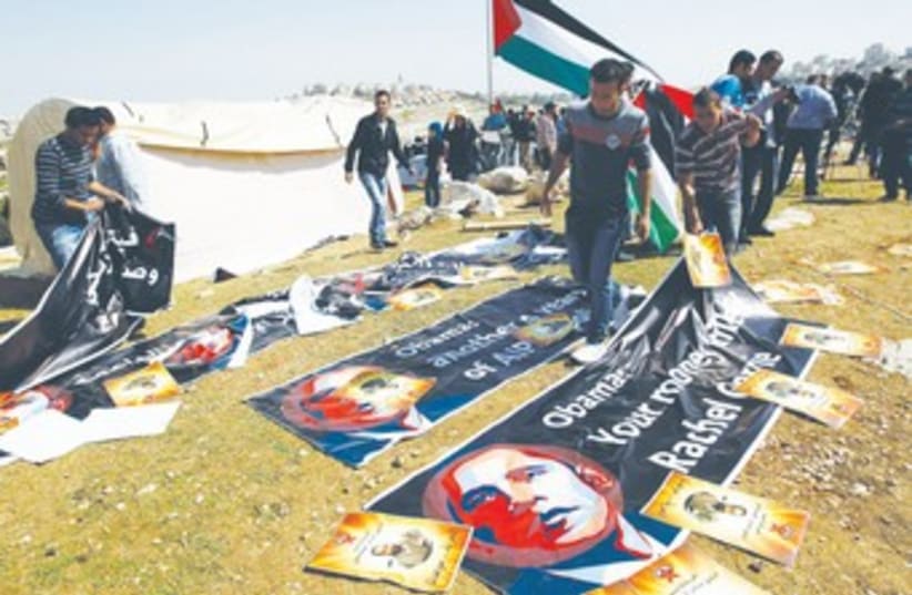 Palestinians protest tents E1 370 (photo credit: Ammar Awad/Reuters)