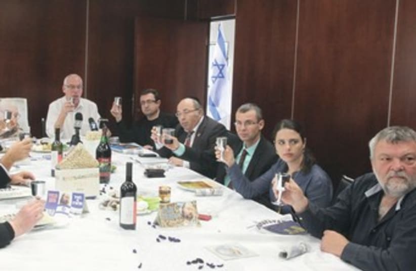 Pollard Seder 370 (photo credit: Marc Israel Sellem/The Jerusalem Post)