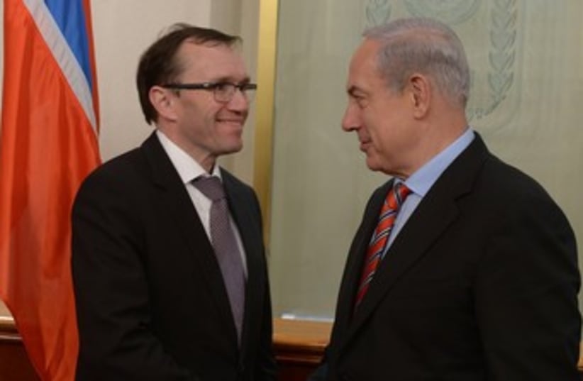 Netanyahu with Norwegian FM Espen Eide in J'lem 370 (photo credit: Amos Ben Gershom GPO)