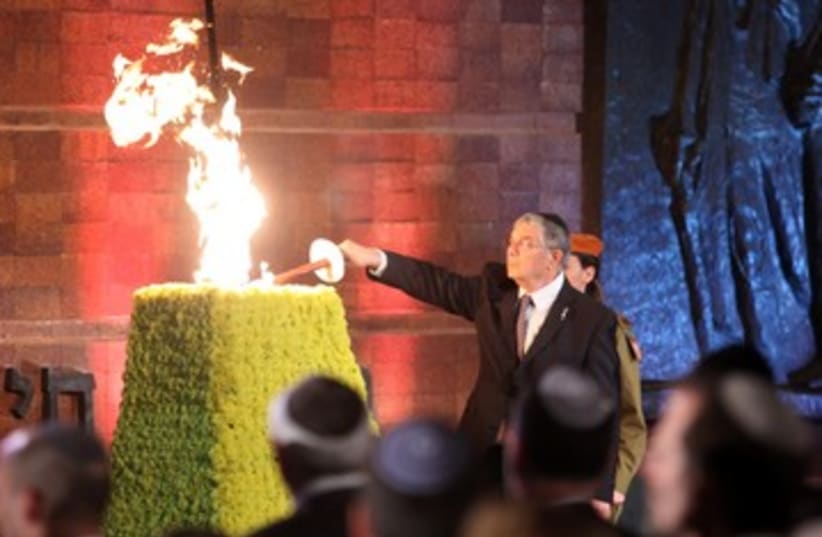 Yad Vashem ceremony 2 (photo credit: Marc Israel Sellem/The Jerusalem Post)