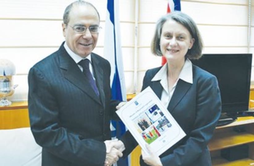ESilvan Shalom meets Andrea Faulkner 370 (photo credit: Energy and Water Ministry)