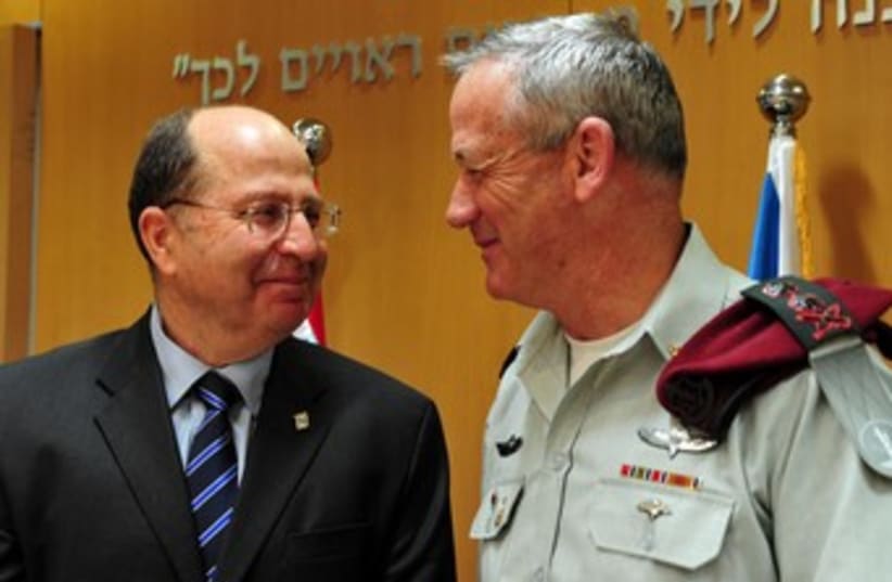 Ya'alon and Gantz smiling at each other 370 (photo credit: Ariel Hermoni/Defense Ministry)