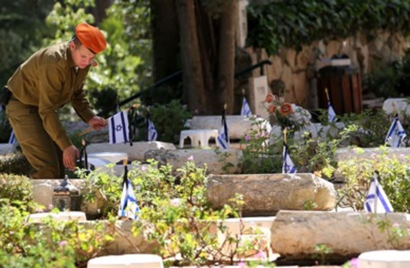 Yom HaZikaron Mount Herzl 3 390 (photo credit: Marc Israel Sellem/The Jerusalem Post)