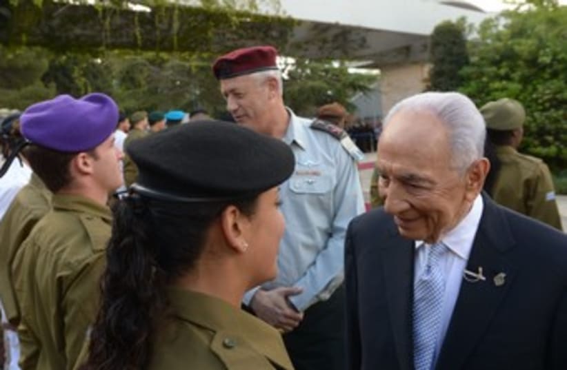 Peres and Gantz with soldiers Independence Day 370 (photo credit: Amos Ben-Gershom/GPO)