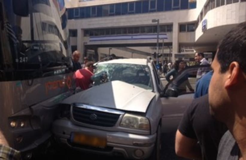 Bus collides with car in Dizengoff Center 370 (photo credit: Noa Amouyal)