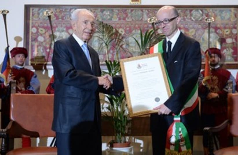 Peres receives peace award 370 (photo credit: Courtesy Spokesman of the President's Residence)