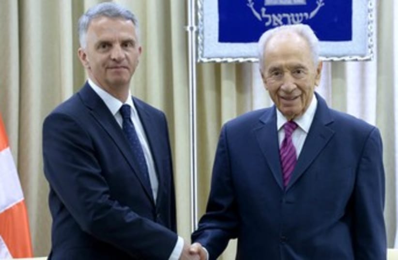 President Shimon Peres and  Swiss Foreign Minister Didier Bu (photo credit: Mark Neiman/GPO)