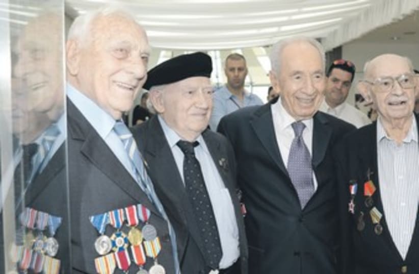 Shimon Peres with WWII veterans (photo credit: Courtesy The President's Residence)