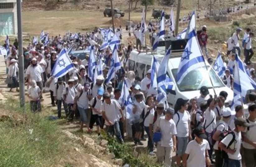 Israeli youth hike up hebron 390 (photo credit: hagai Glass)