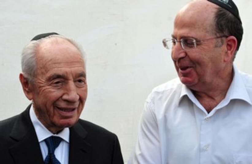 Peres and Ya'alon Jerusalem Day ceremony 370 (photo credit: Ariel Hermony/President's Residence)