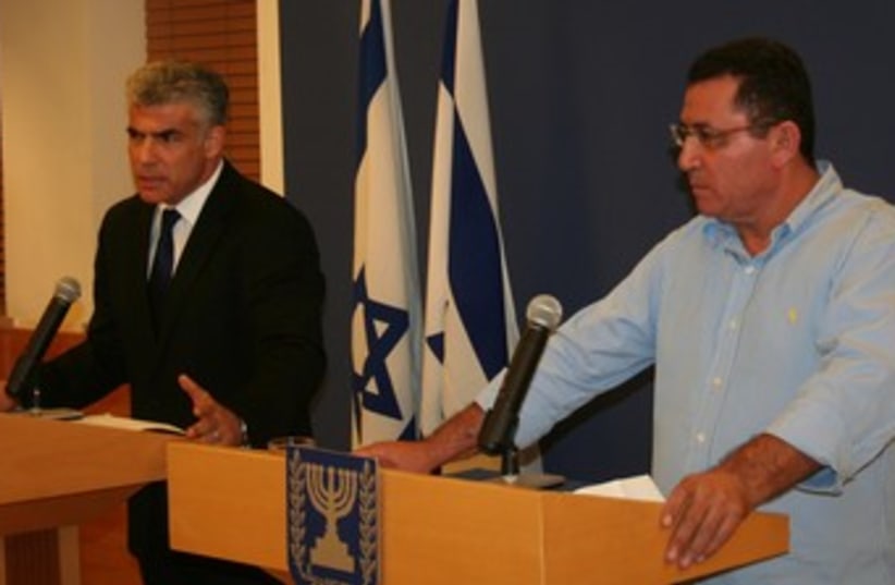 Lapid Eini press conference 370 (photo credit: Finance Ministry spokesman)