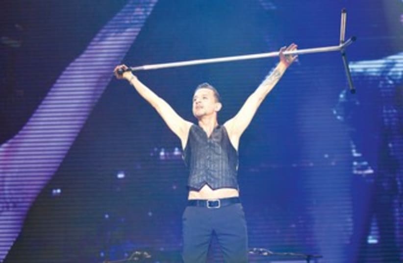 Depeche Mode lifting microphone 370 (photo credit: Adi Avishai)