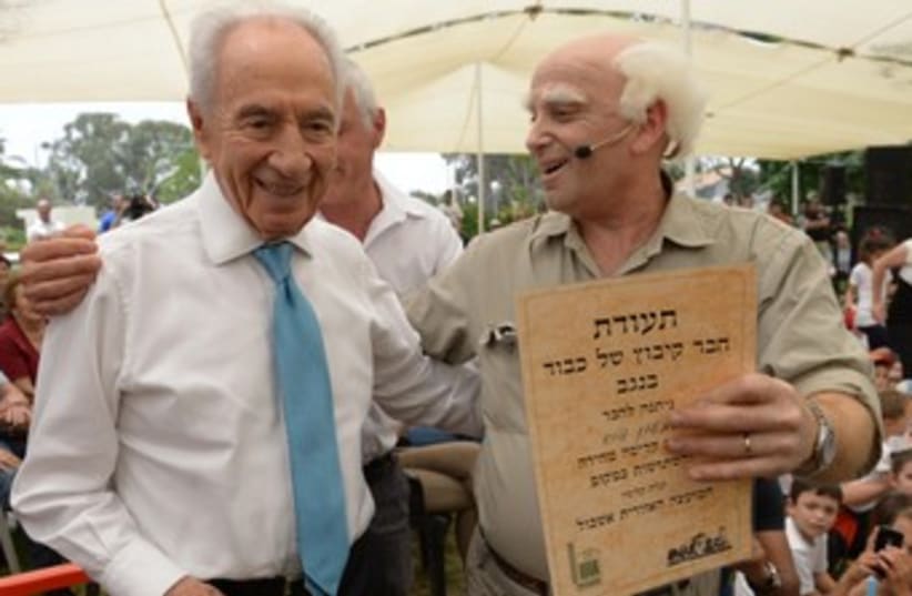 Peres with "Ben Gurion" 370 (photo credit: Mark Neiman/GPO)