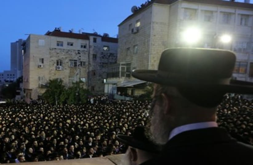 Haredi man looks over crowd 370 (photo credit: Marc Israel Sellem/The Jerusalem Post)