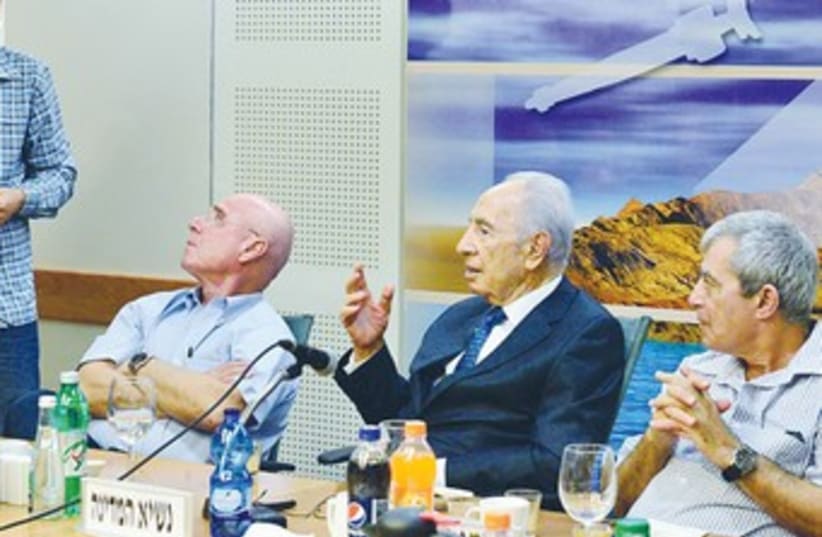 Peres visits Rafael HQ 370 (photo credit: Rafael)
