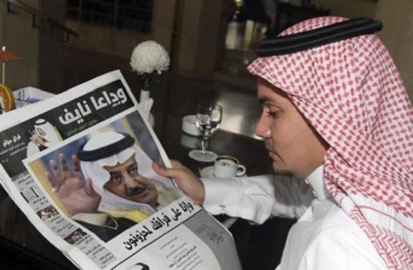 Arab man (Saudi) reading a newspaper 370 (photo credit: REUTERS/Susan Baaghil )