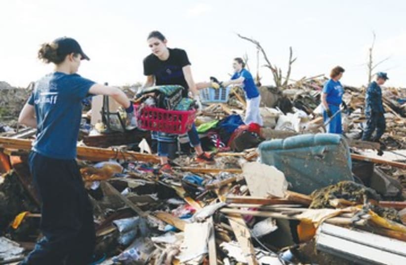 Oklahom tornado volunteers 370 (photo credit: REUTERS)