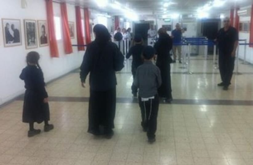 Haredi family crossing back into Israel from Jordan 370 (photo credit: Israel Police)