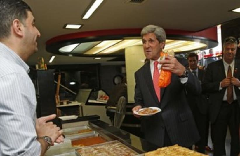 Kerry samples dessert USE THIS 370 (photo credit: REUTERS/Jim Young)