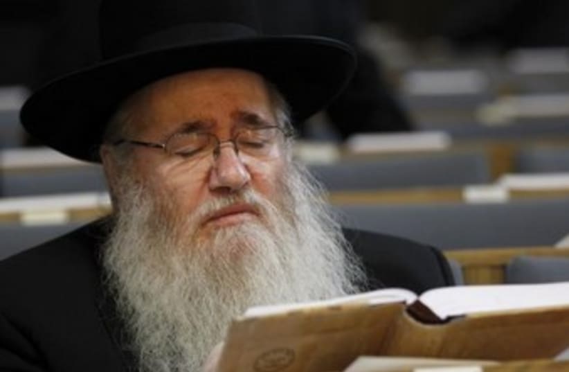 Orthodox Jew praying Roonstrasse Synagogue in Cologne 370 (photo credit: REUTERS/Ina Fassbender)