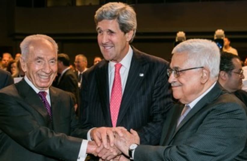 Peres Abbas and Kerry at WEC 370 (photo credit: World Economic Forum / Benedikt von Loebell)