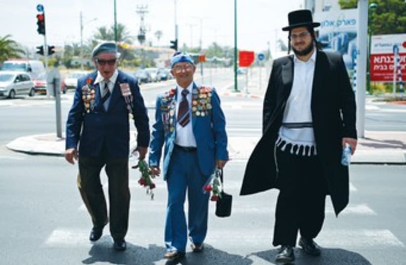 haredi and WWII veterans 370 (photo credit: REUTERS)