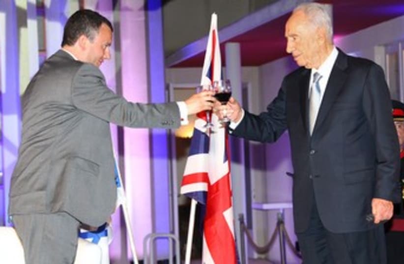 Ambassador Matthew Gould and Israeli President Shimon Peres  (photo credit: Mati Milstein, courtesy of the British Embassy in )