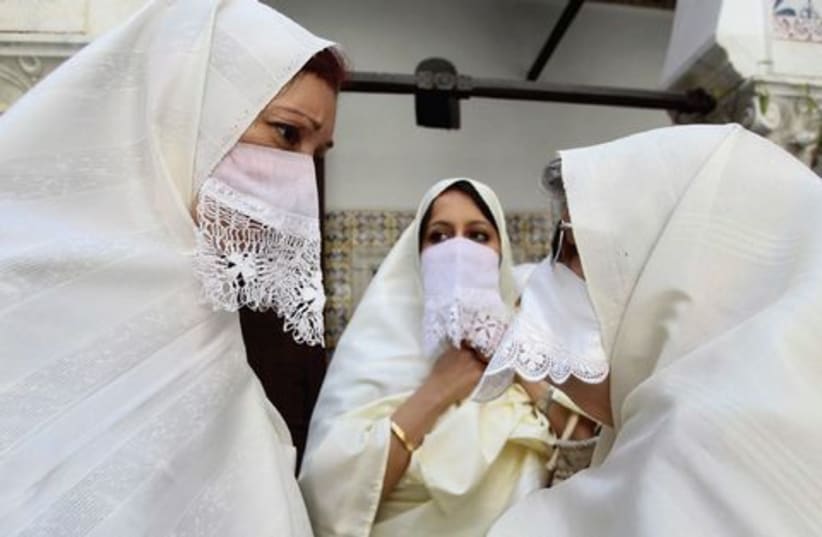 Women wearing traditional hayek veils in downtown Algiers521 (photo credit: RAMZI BOUDINA / REUTERS)