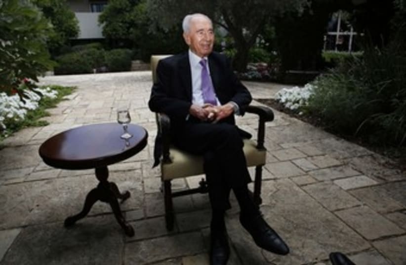 Shimon Peres at his residence, 370 (photo credit: REUTERS/Baz Ratner)