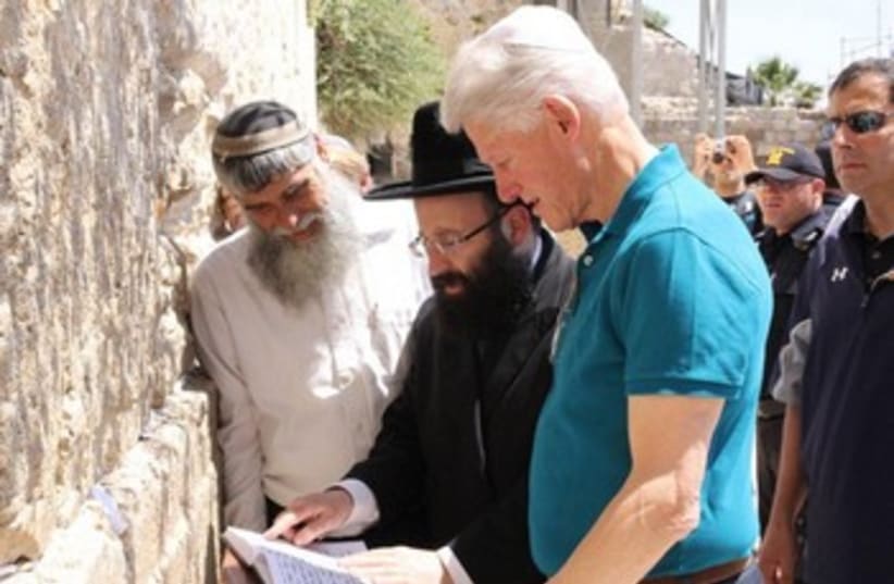 Bill Clinton visits Kotel 370 (photo credit: Courtesy of the Kotel Rabbi)
