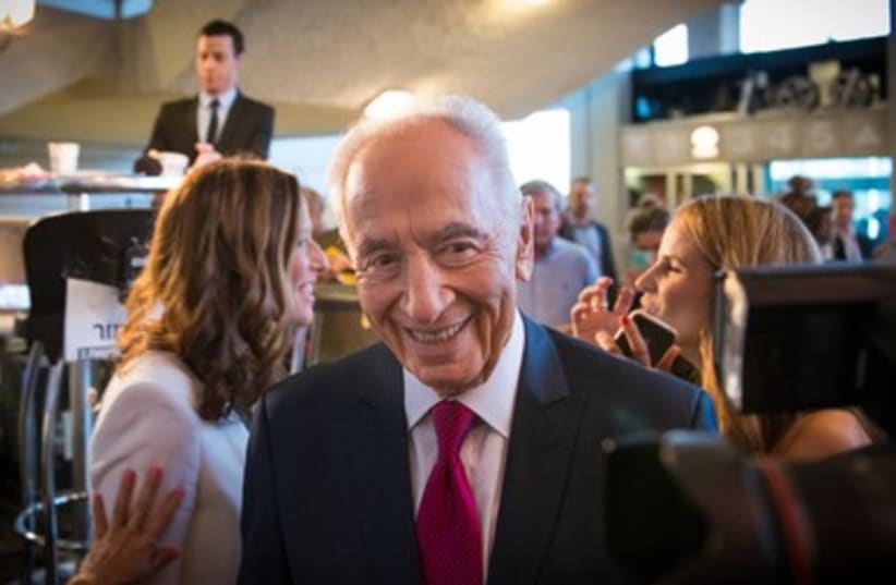 peres smiling 390 (photo credit: ronit scheinfeld)