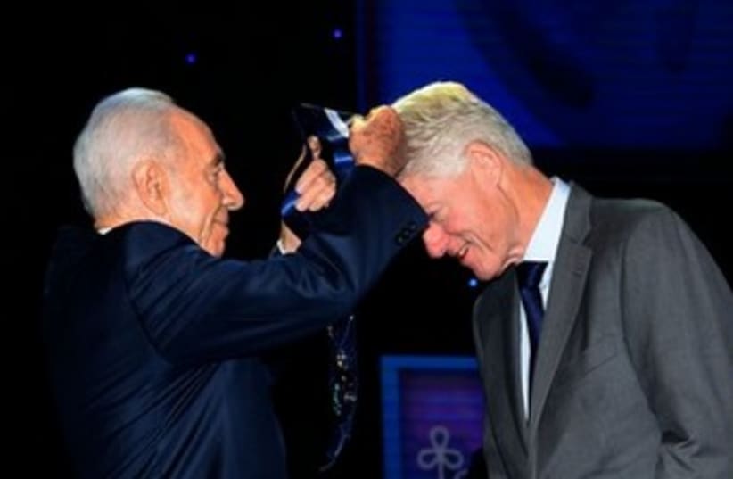 President Peres' honors Clinton USE THIS ONE 370 (photo credit: משה מילנר/לע"מ)
