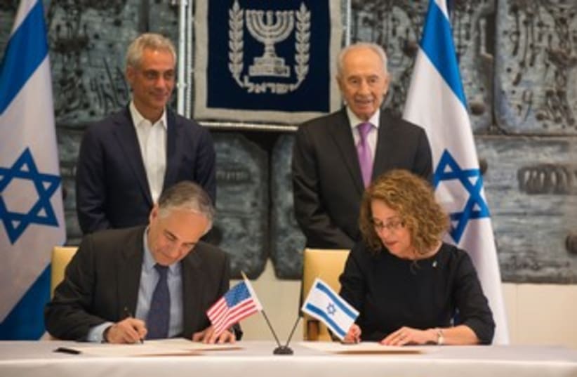 Signing agreement with Peres 370 (photo credit: Dani Machlis/BGU)