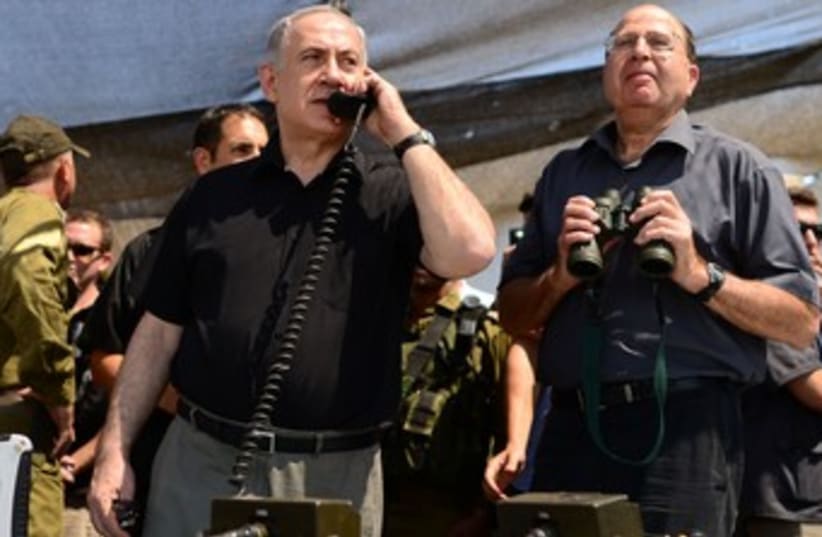 Netanyahu and Ya'alon at Golani drill 370 (photo credit: Koby Gideon/GPO)