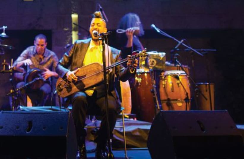 Ravid Kahalani belts it out at a concert in Jerusalem (photo credit: Courtesy)