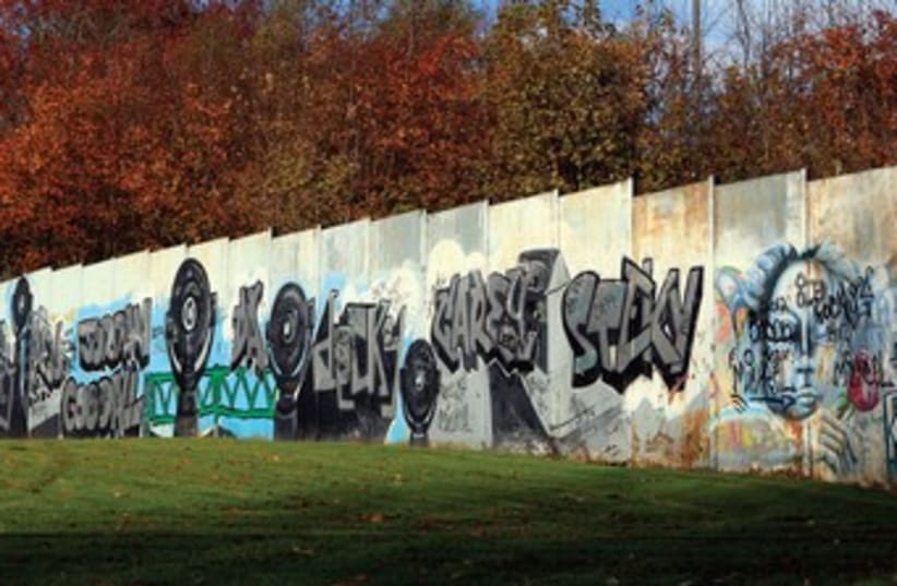 'peace wall' in ireland 370 (photo credit: REUTERS)