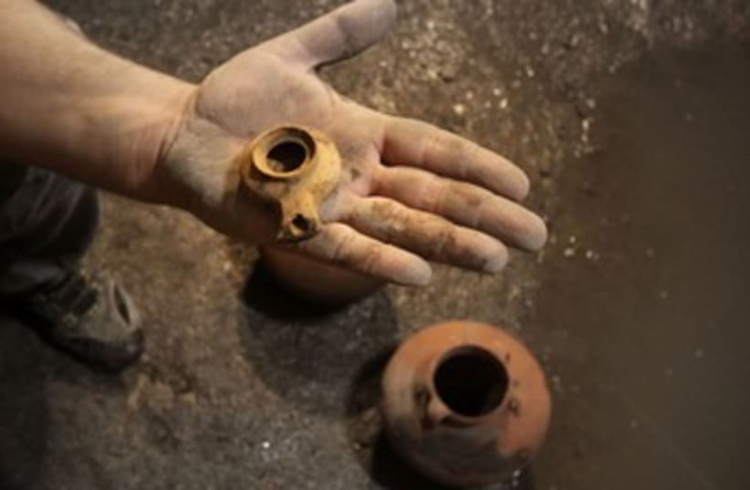 2000 year old cooking pots, an oil lamp 370 (photo credit: Courtesy of Vladimir Niihin)