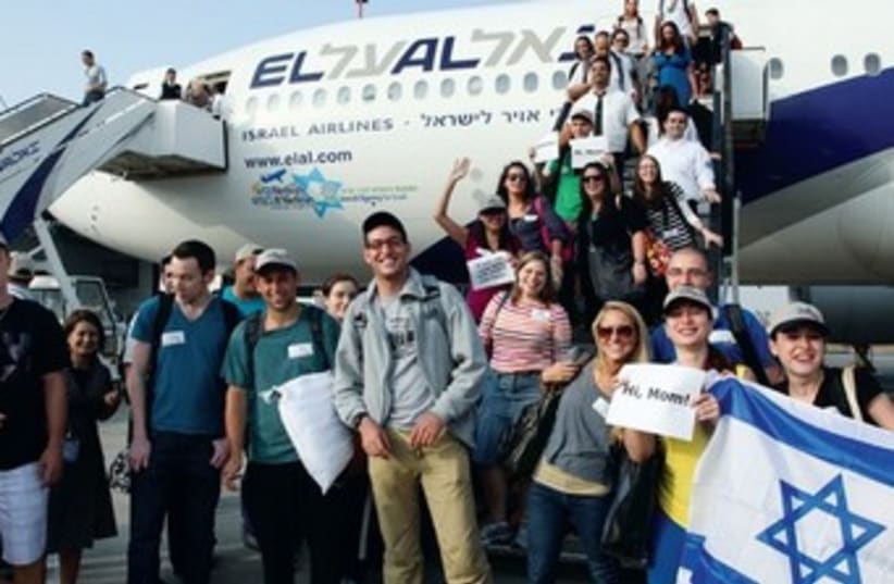 Olim arrive in Israel with Nefesh B'Nefesh 370  (photo credit: Courtesy Nefesh B'Nefesh)