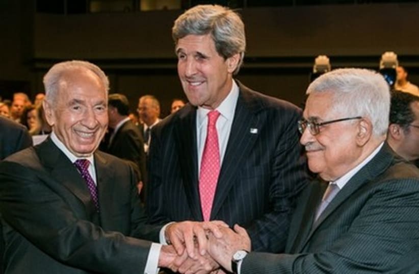 Peres Abbas and Kerry at WEC 521 (photo credit: World Economic Forum / Benedikt von Loebell)