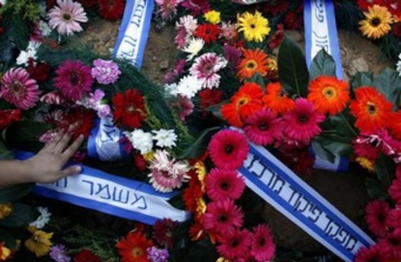 Flowers funeral 370 (photo credit: REUTERS/Nir Elias)