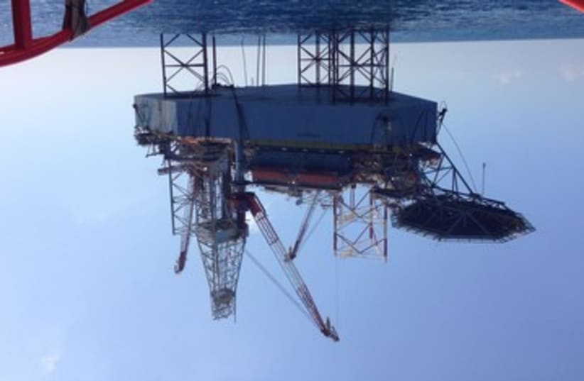 Atwood beacon oil rig 370 (photo credit: NIV ELIS)