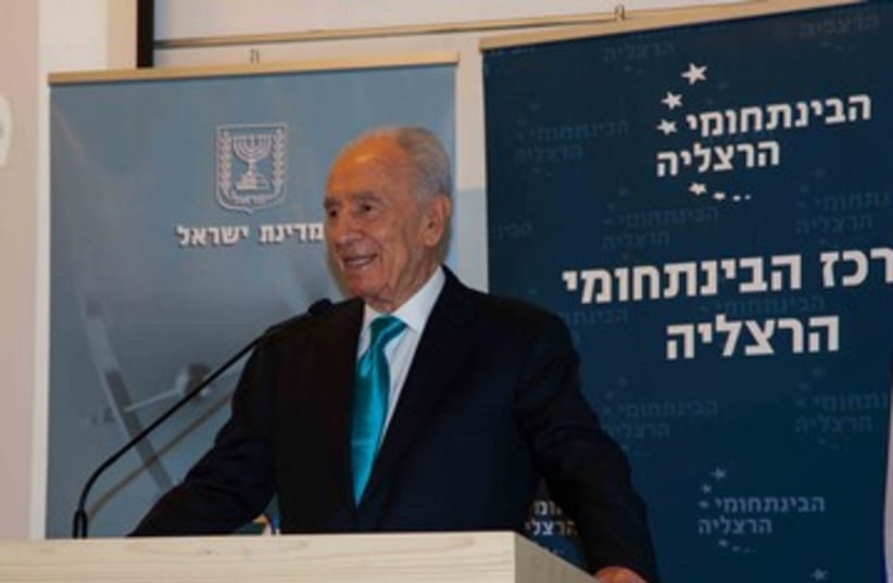 Peres speaking at conference 370 (photo credit: Sarit Font )
