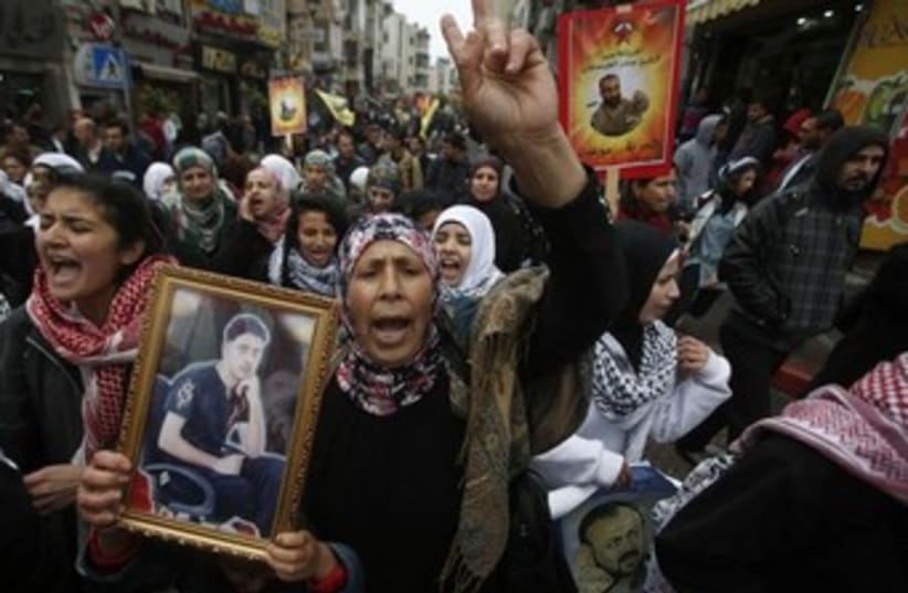 Palestinians protest for release of prisoners 370 (photo credit: REUTERS)