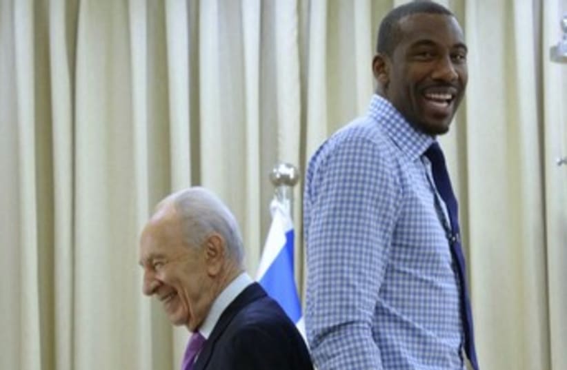 Peres and Stoudemire 370 (photo credit: Mark Neiman/GPO)